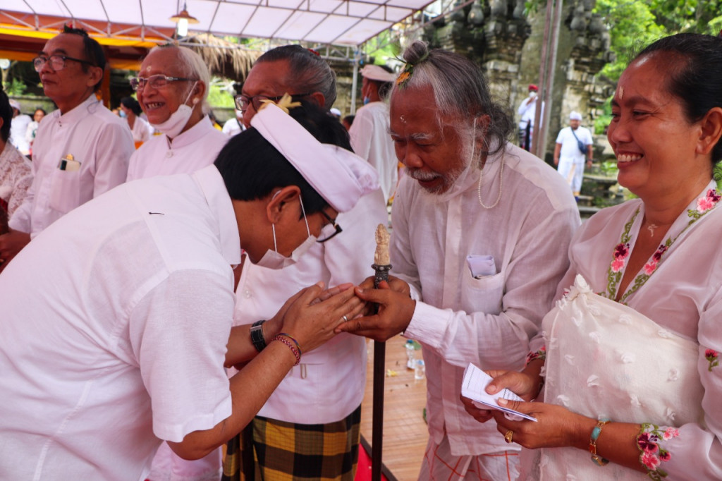 Sekda Adi Arnawa Hadiri Penyineban Karya Panca Wali Krama Pura Luhur Uluwatu